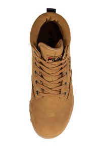 Bottines en cuir marron avec des accents textiles beige, bout rond et œillets en métal noir. Équipées de lacets ton sur ton et d'un col rembourré.