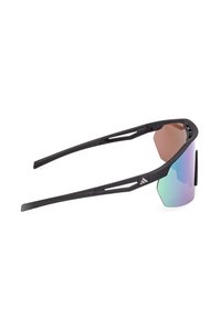 Gafas de sol deportivas negras envolventes con lentes espejadas multicolores y patillas ventiladas sobre un fondo blanco.
