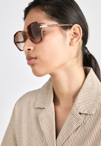 Selected, caramel/snow