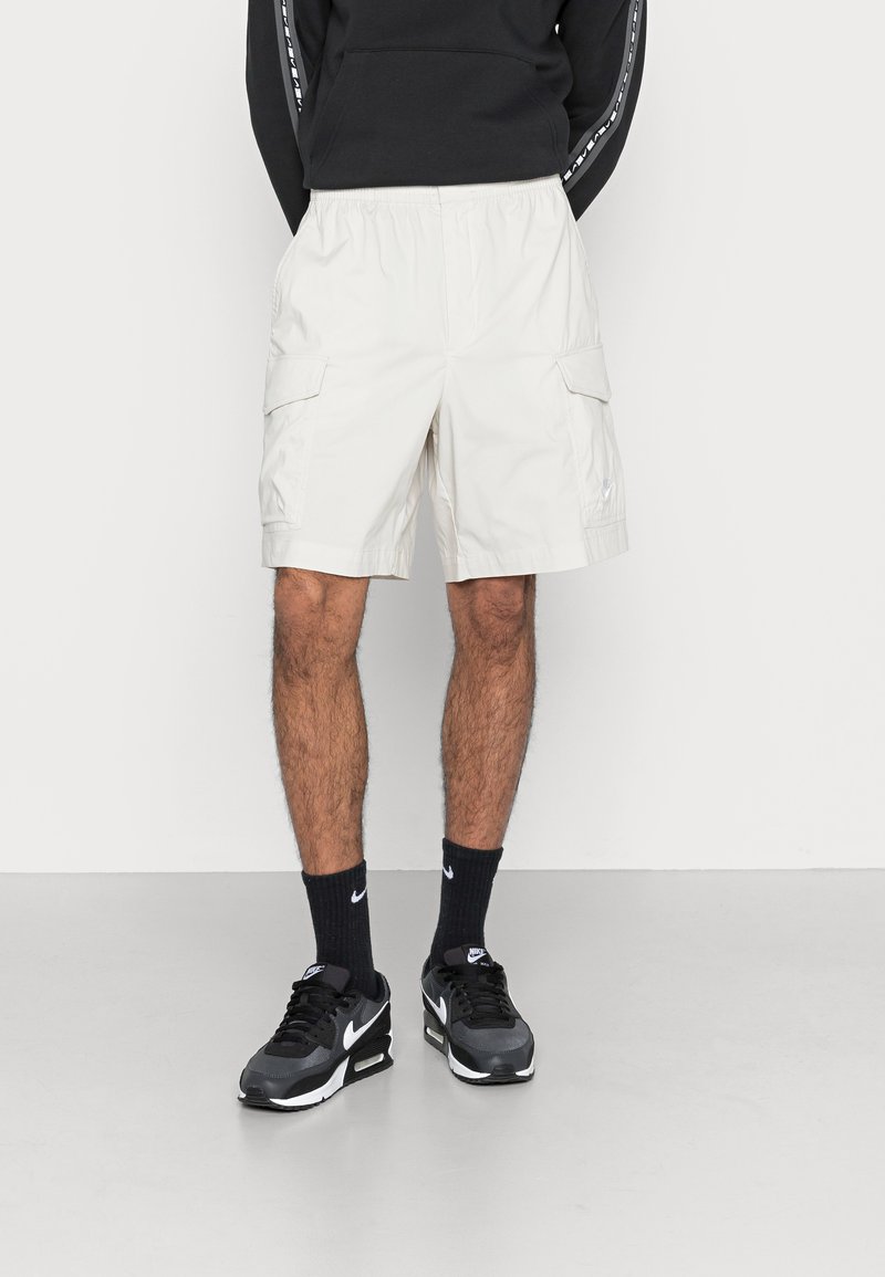 Nike Sportswear UTILITY Shorts light bone/offwhite Zalando.at