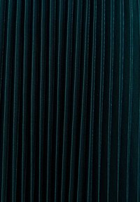 Donkergroen geplooide stof met verticale strepen, die een gladde textuur en uniforme plooien toont, wat zorgt voor een gestructureerde uitstraling.