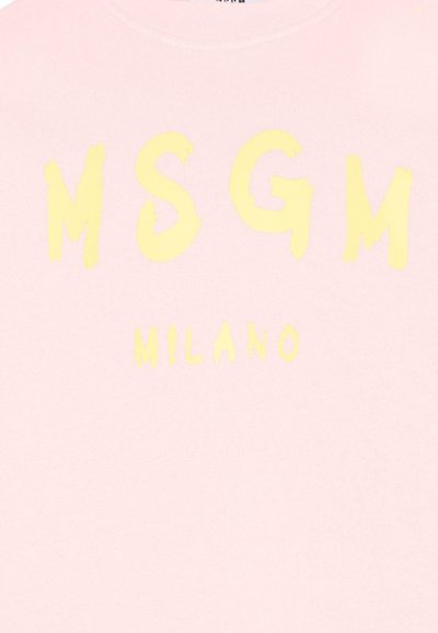 Blady różowy materiał z dużymi żółtymi, odręcznie naszkicowanymi literami "MSGM" oraz mniejszym napisem "MILANO" poniżej w podobnym żółtym stylu.