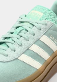 adidas Originals GAZELLE BOLD - Tenisky - ash green/off white