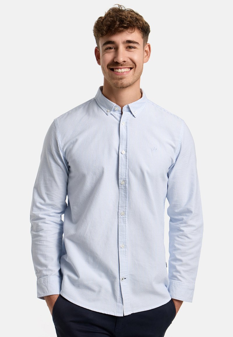 Hellblaues Button-Up-Hemd mit dünnen weißen Streifen, langen Ärmeln und einem Kragen. Verfügt über ein kleines Logo auf der Brust und einen abgerundeten Saum.