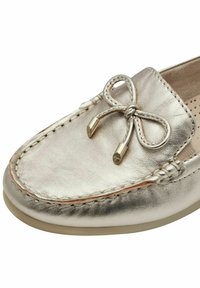 Metallic guld læder moccasin sko med bue detalje og guld hardware accenter. Har syede kanter og et blødt, afrundet tådesign.