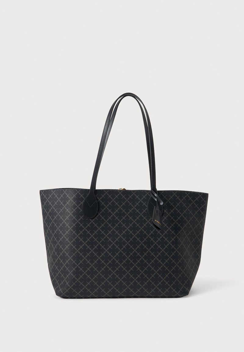 Sac cabas noir avec un motif subtil en losanges, deux longues anses et une petite étiquette suspendue à une anse, présenté sur fond blanc uni.