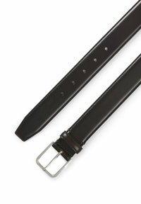 Czarny skórzany pasek o gładkim wykończeniu, z srebrną metalową klamrą, wieloma otworami do regulacji i zwężanym zakończeniem. Obszycie wzdłuż krawędzi.