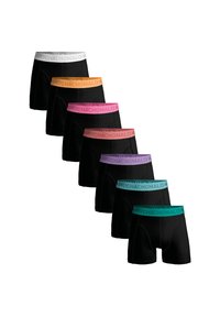 Črne bokserice z barvitimi elastičnimi pasovi v beli, oranžni, roza, vijolični in teal barvi; blagovna znamka "MUCHACHOMALO." Gladka tekstura, prilega se. 