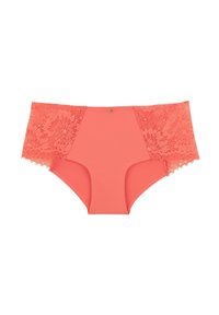 Shorties corail avec des accents en dentelle. Tissu principal lisse et panneaux en dentelle florale. Détail de bouton décoratif au centre devant.