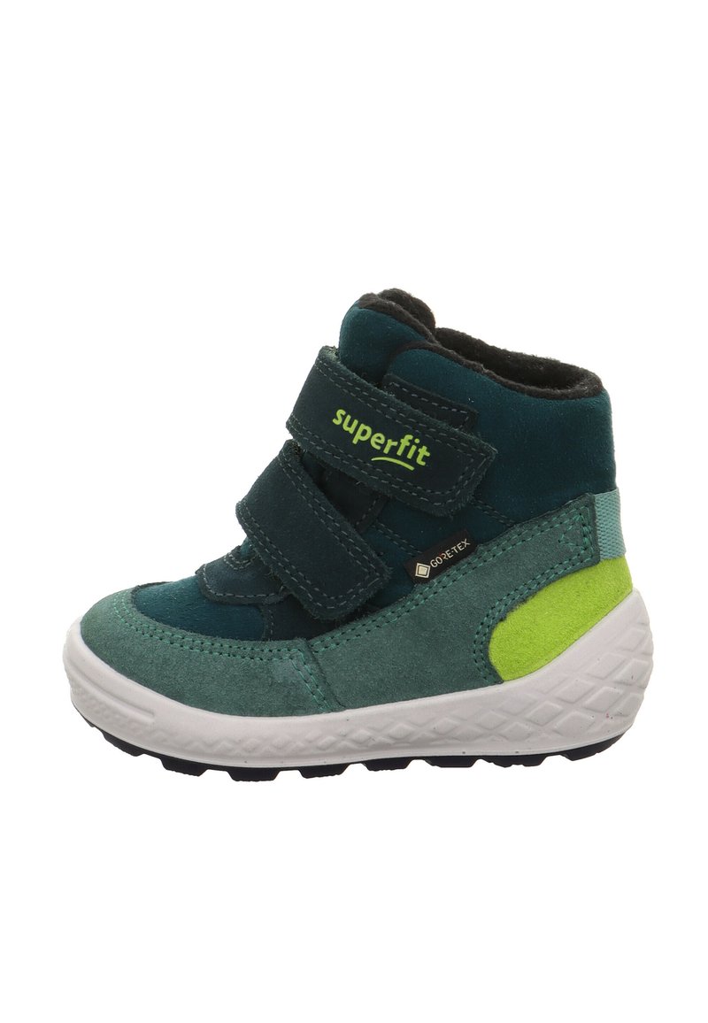 Donkergroenblauw en groen kinderschoen met twee klittenbandsluitingen, een gestructureerd suède bovenwerk en een witte zool met diamantpatroon. Heeft Gore-Tex branding.