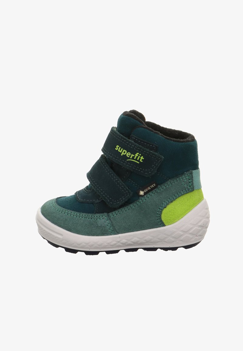 Donkergroenblauw en groen kinderschoen met twee klittenbandsluitingen, een gestructureerd suède bovenwerk en een witte zool met diamantpatroon. Heeft Gore-Tex branding.