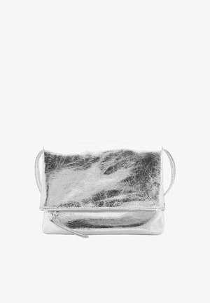 Silberne metallische Clutch-Tasche mit strukturierter Oberfläche, ausgestattet mit einem Reißverschluss und einem abnehmbaren Schulterriemen. Rechteckige Form, kompaktes Design.