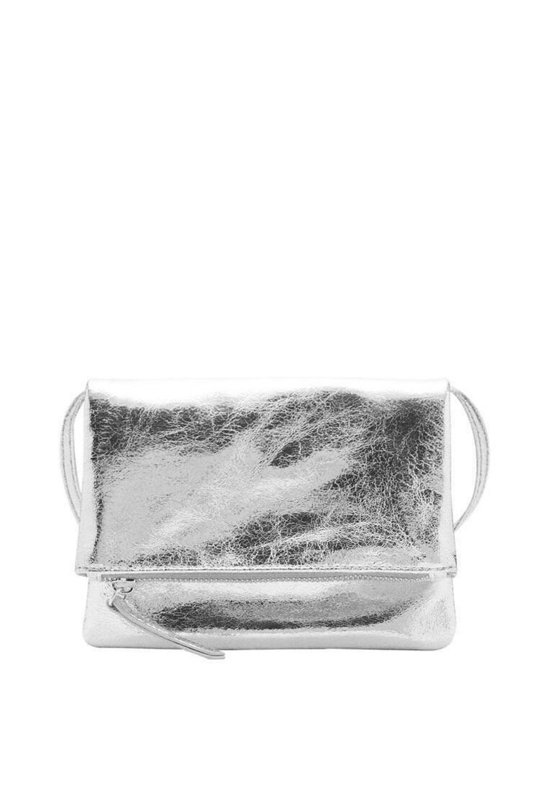 Borsa a tracolla metallica argento con finitura testurizzata, dotata di chiusura con zip e tracolla rimovibile. Forma rettangolare, design compatto.