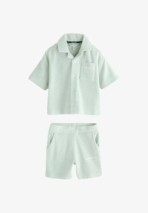 Hele rohelise terry materjalist lühikeste varrukatega nööbitav pluus rinnataskuga ja sobivad lühikesed püksid, mõlemal valgete AllSaintsi brändielementidega.