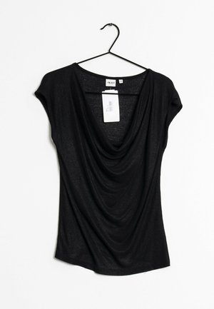 Czarna bluzka z krótkim rękawem i plisowanym dekoltem na wieszaku, rozmiar XS, z doczepioną białą metką cenową, na jednolitym białym tle.