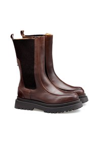 Stivali ankle in pelle marrone con pannello in tessuto nero, punta rotonda e suola testurizzata. Presentano linguette per una facile calzata.