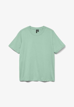 Vienkārša īsroku T-krekls ar apaļu kaklu gaiši mint zaļā krāsā, izvērsts plakani ar redzamu apkakli un etiķetēm uz baltas fona.