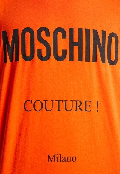 MOSCHINO T-shirt estampada - fantasy red