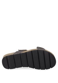 Braune, geflochtene Sandalen mit einer strukturierten Oberseite und einer kontrastierenden schwarzen Gummisohle mit tiefen Rillen für Rutschfestigkeit. Lässiges Design für Komfort.