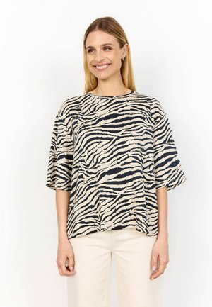 Kratki rukavi top u bež boji s crnim zebra prugama. Opusten kroj, okrugli izrez, mekan materijal i bočni prorezi za lakše kretanje.