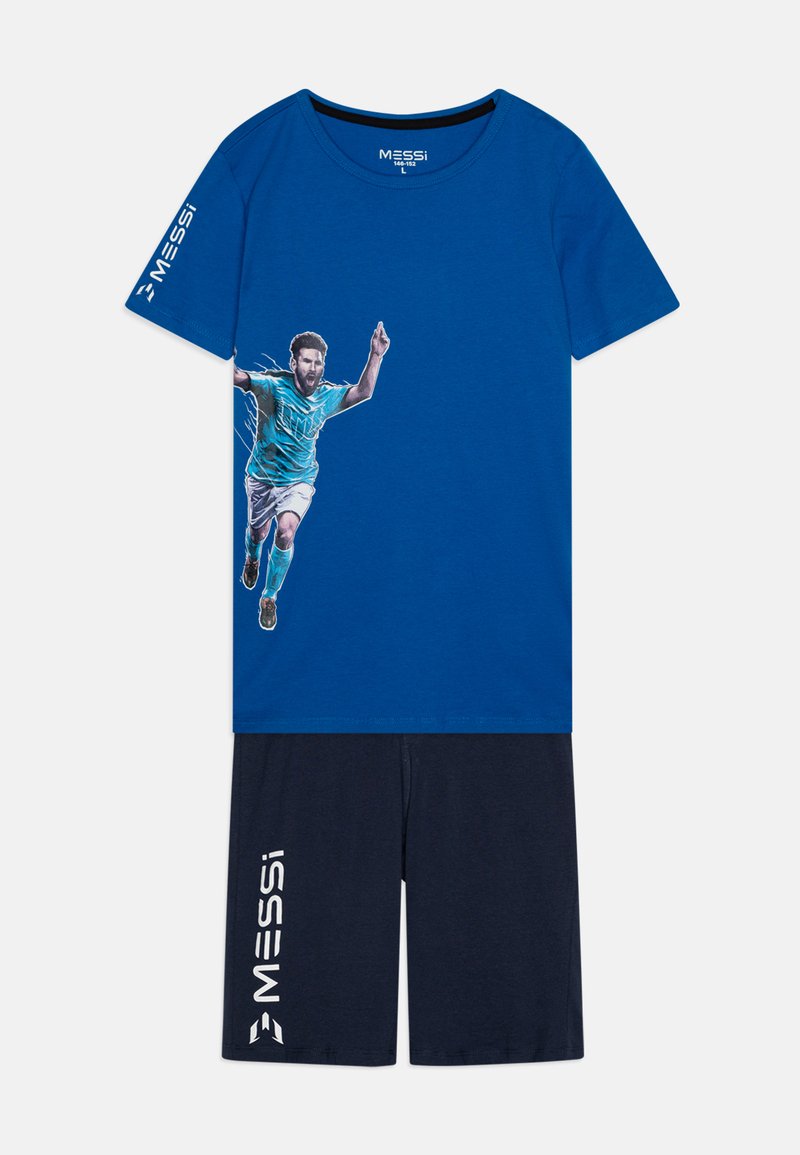 T-shirt di cotone blu con maniche corte, caratterizzata da una grafica stampata di un giocatore; abbinata a pantaloni corti blu scuro con la scritta "MESSI" in bianco.