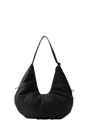 Sac hobo en tissu noir doux avec une bandoulière unique et un corps souple en forme de croissant.