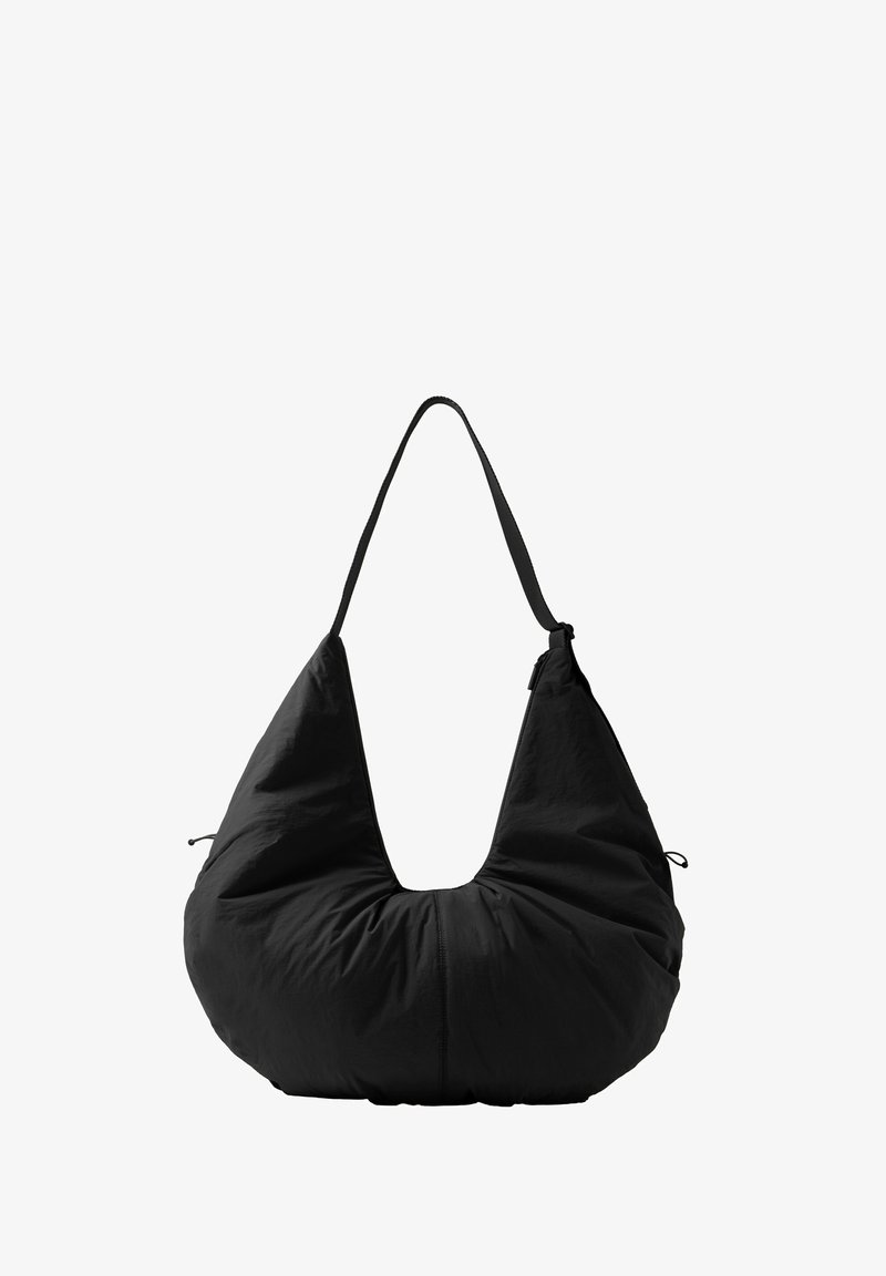 Sac hobo en tissu noir doux avec une bandoulière unique et un corps souple en forme de croissant.