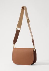 Borsa a tracolla in pelle marrone con texture, dotata di pattina arrotondata, chiusura in oro e tracolla beige regolabile. Decorata con dettagli arricciati.