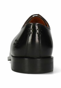 Zapato de cuero negro con un acabado suave, punta redondeada y tacón apilado. Presenta detalle de costura en el tacón y un forro de cuero.