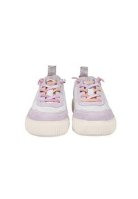 Sneakers wykonane z białej skóry i lawendowego zamszu, z różowymi i liliowymi sznurowadłami, teksturowaną gumową podeszwą oraz uchwytami na języku.