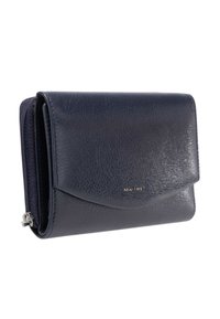 Cartera de cuero azul marino con superficie texturizada, cierre de solapa magnética, bolsillo con cremallera y letras doradas "MAITRE" en el frente.