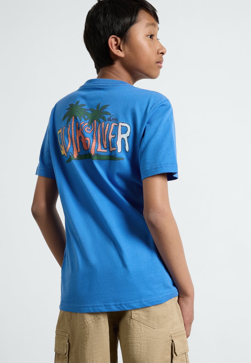 Plava pamučna majica s grafikom šarene palme i "Quiksilver" natpisom na leđima. Kratki rukavi i klasičan kroj.