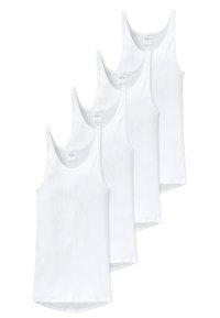 Vier weiße Baumwoll-Tanktops mit gerippter Textur, breite Träger und gerader Schnitt, übereinandergestapelt.