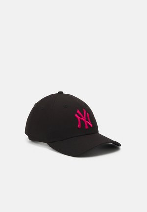 Schwarze Baseballmütze mit gebogenem Schirm, die auf der Vorderseite ein pink gesticktes NY-Logo zeigt. Das Material wirkt glatt und hat keine sichtbaren Muster.