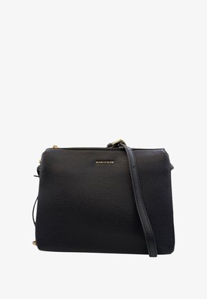 Borsa a tracolla in pelle nera con una texture a ciottoli, dettagli in metallo dorato e chiusura a zip. Presenta il nome del marchio "MARIACELINE" sul davanti.