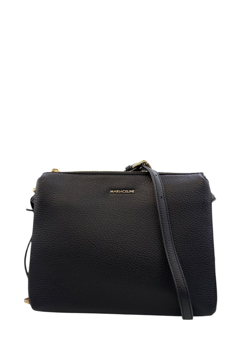 Borsa a tracolla in pelle nera con una texture a ciottoli, dettagli in metallo dorato e chiusura a zip. Presenta il nome del marchio "MARIACELINE" sul davanti.