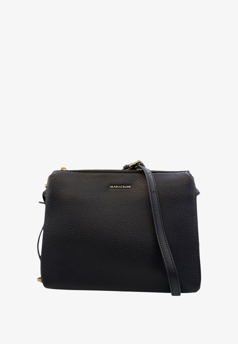 Borsa a tracolla in pelle nera con una texture a ciottoli, dettagli in metallo dorato e chiusura a zip. Presenta il nome del marchio "MARIACELINE" sul davanti.
