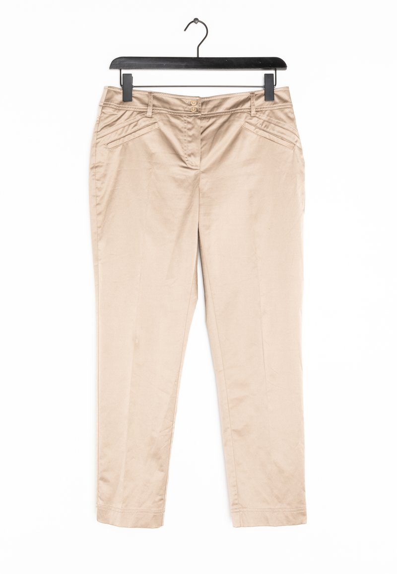 Béžové bavlněné kalhoty se rovnými nohavicemi, obsahující přední kapsy a zapínání na knoflík. Hladká textura, zavěšené na černém háčku.