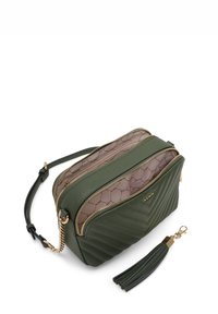 Borsa a tracolla in ecopelle verde trapuntata con zip in tono oro, due scomparti, interno con motivo marrone e un tassello staccabile.