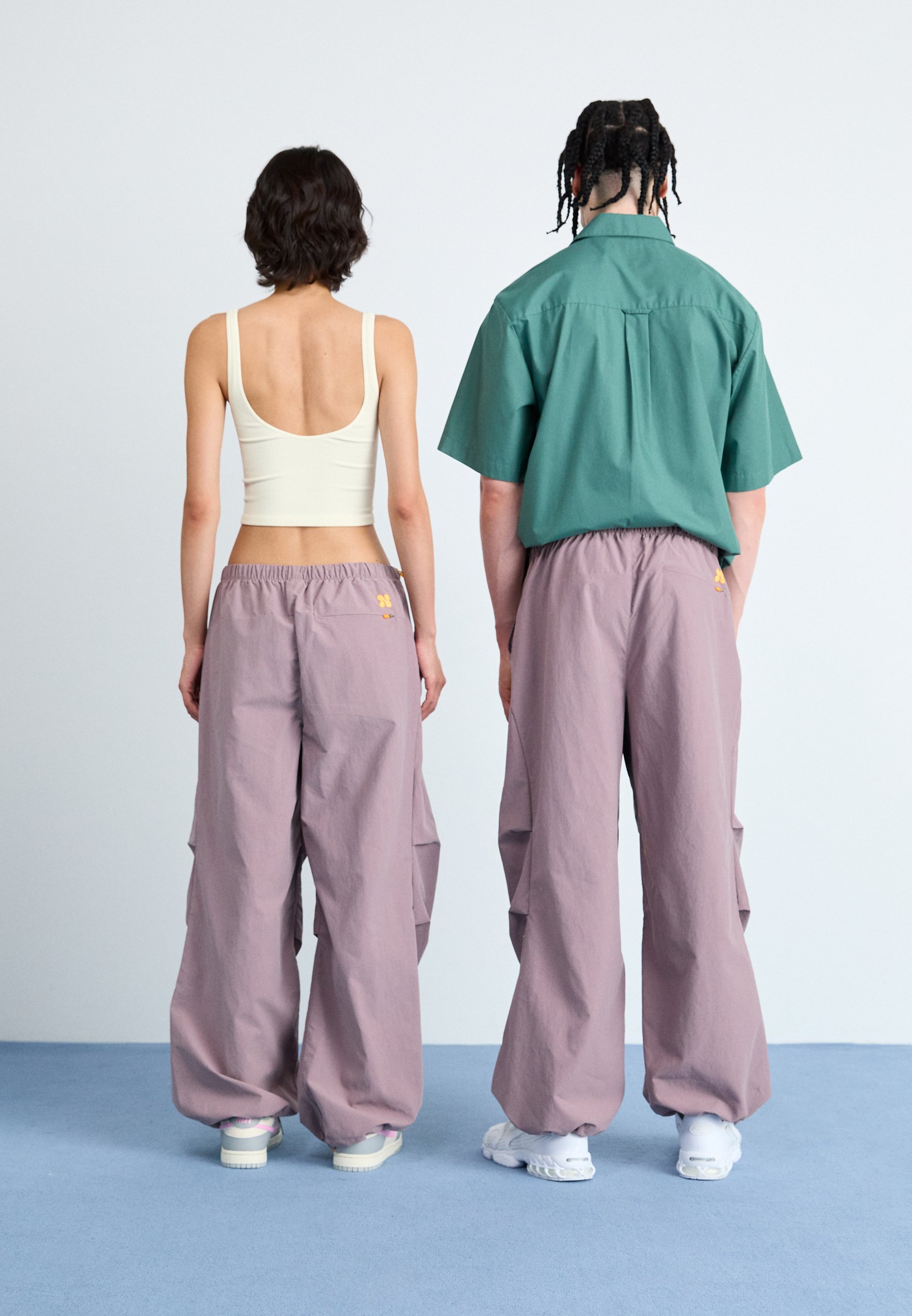 Nike Sportswear PARACHUTE PANT UNISEX - Tracksuit bottoms - taupe