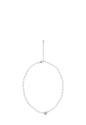 Collier de perles blanches au design torsadé, avec un petit accent en argent en forme de cœur au centre et un fermoir à chaîne pour l'ajustement.