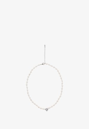 Hvid perlehalskæde med et snoet design, der har en lille hjerteformet sølvdekoration i midten og en kædelås til justering.