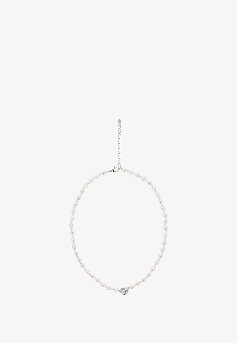 Biały naszyjnik z pereł o skręconym wzorze, z małym srebrnym akcentem w kształcie serca na środku oraz zapięciem na łańcuszku umożliwiającym regulację.