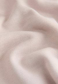 Světle růžová pruhovaná tkanina s jemnou strukturou, která má pravidelné vertikální pruhy a hladký, mírně elastický povrch.