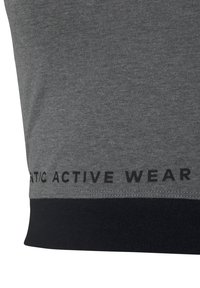 Grau aktive Sportshirt mit einem dunklen Bund am unteren Ende. Mit schwarzer Schriftzug "ACTIVE WEAR". Weiches Baumwollmischmaterial.