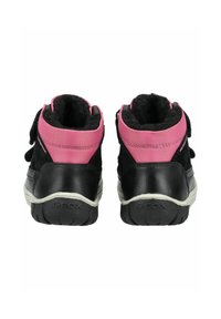 Zapatos de media caña en negro y rosa con una parte superior de tela texturizada, cierres de gancho y bucle, y una suela de goma que presenta una marca visible en el talón.