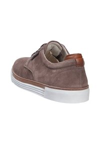 Braune Wildleder-Sneaker mit strukturierten Einsätzen, weißer Gummisohle und einem braunen Lederakzent an der Ferse. Niedrigschuh-Design mit lässigem Look.