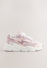 Baskets de sport rose et blanc avec lacets blancs, semelle texturée et design en tissu superposé sur un fond neutre.