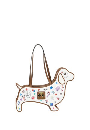 Handtasche in Form eines Hundes mit braunen Riemen, weißem Körper und bunten Aufklebern, darunter Augen, Herzen, Sterne und Symbole auf der Oberfläche.