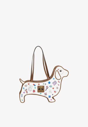 Handtasche in Form eines Hundes mit braunen Riemen, weißem Körper und bunten Aufklebern, darunter Augen, Herzen, Sterne und Symbole auf der Oberfläche.